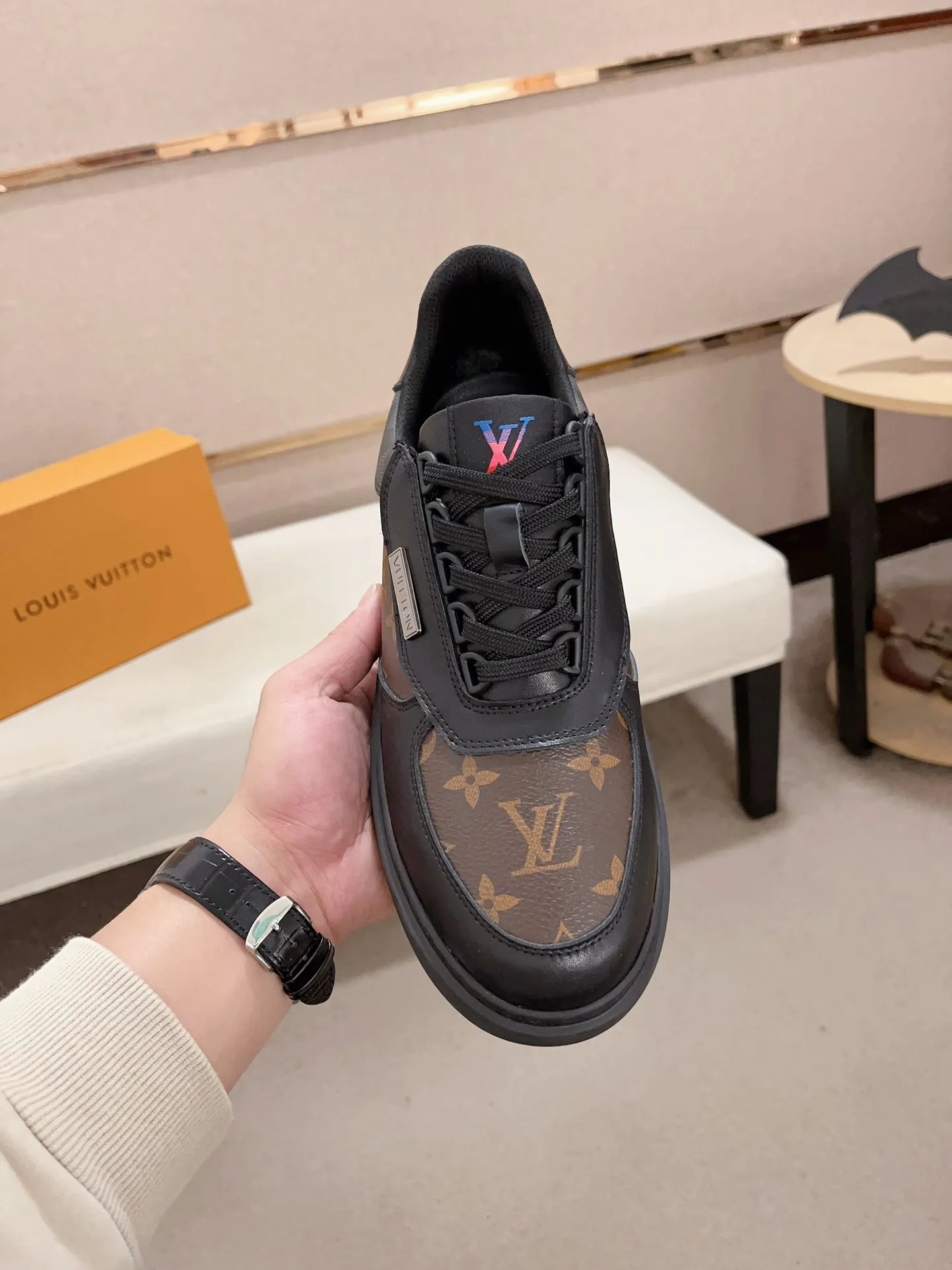 Men's shoes💰 400💰Louis Vuitton (Louis Vuitton/LV top 🔍🔍new model is on sale at the same time at the counter, upper 🇮🇹 imported first-layer cowhide from Italy, fully imported sheepskin lining 💪💪, completely 1⃣️ to 1⃣️ replica 🇮🇹💪💪 , ⚠Sole: Original sole provided by the original factory, exclusive movable molded sole, super comfortable, ⚠Original factory goods, 🔍🔍high quality, can be entered and exited the counter at will, welcome to compare⚠Code number: 38-44 (45 can be customized).